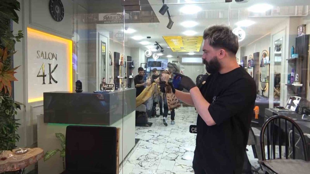 Rize'de yavru atmaca kuaför dükkanının tabelasına çarptı , dükkanın maskotu oldu