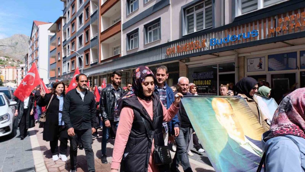 Gümüşhane'de "Ailemiz İstikbalimizdir" Sloganıyla Anlamlı Yürüyüş