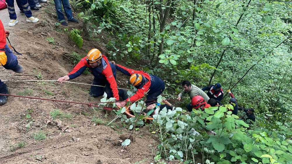 Rize'de araç uçuruma yuvarlandı   1 kişi hayatını kaybederken 4 kişi yaralandı