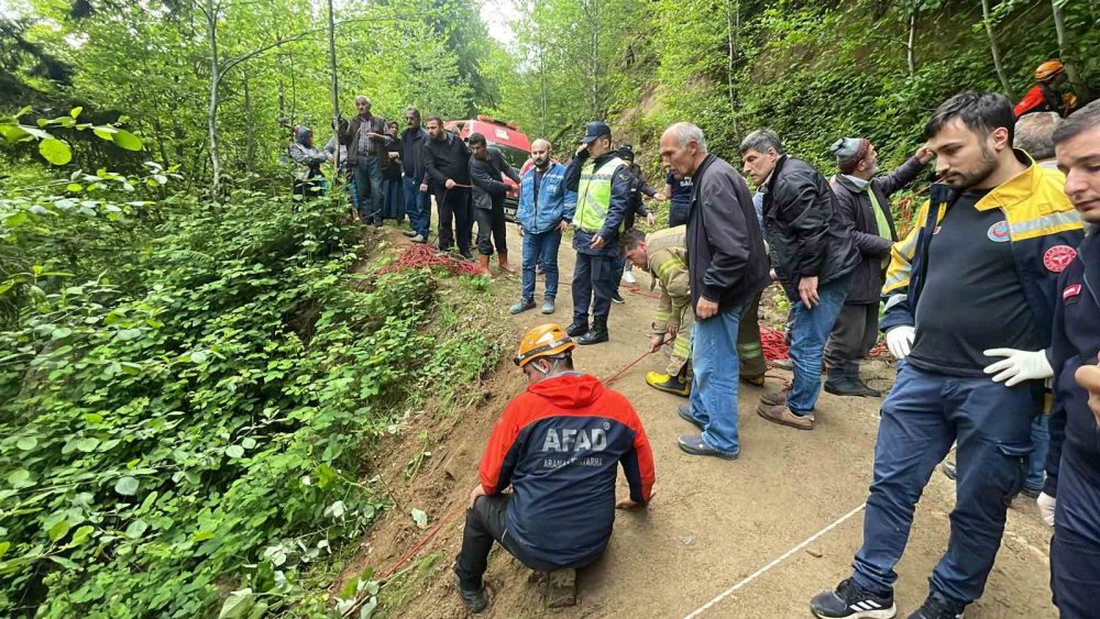 Rize'de araç uçuruma yuvarlandı   1 kişi hayatını kaybederken 4 kişi yaralandı
