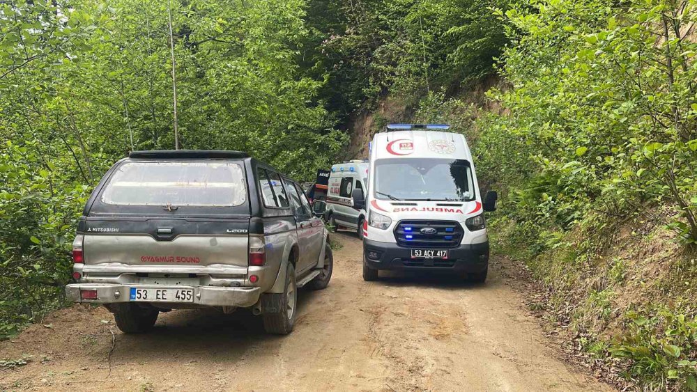 Rize'de araç uçuruma yuvarlandı   1 kişi hayatını kaybederken 4 kişi yaralandı