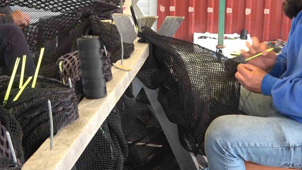 Rizeli Balıkçılar Av Yasağında Teknelerini ve Ağlarını Onarıyor