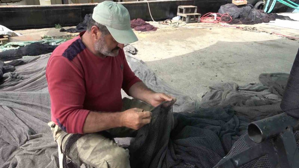 Rizeli Balıkçılar Av Yasağında Teknelerini ve Ağlarını Onarıyor