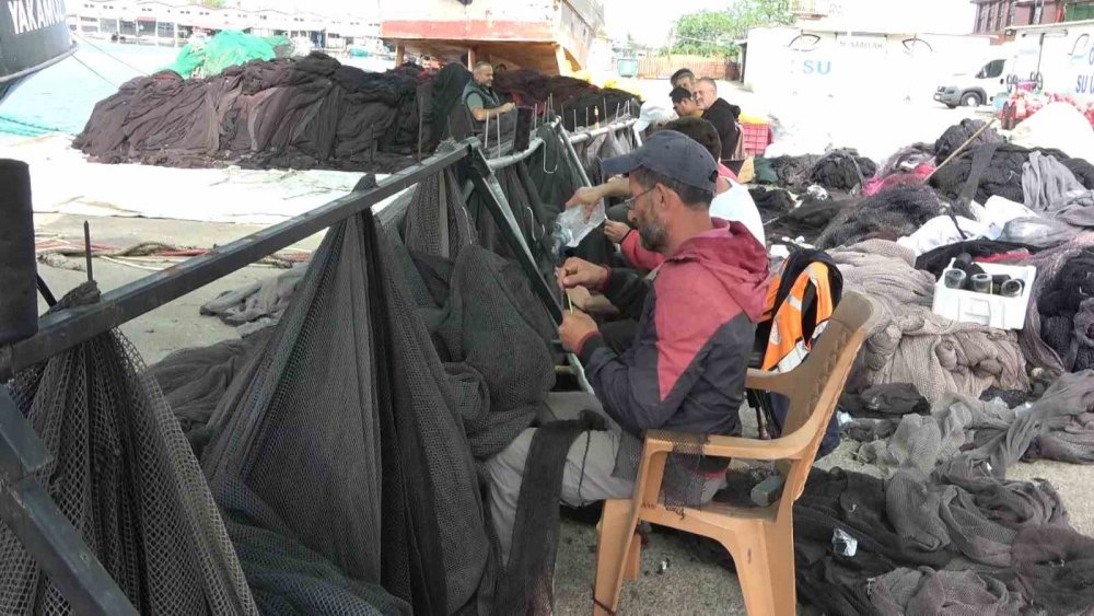 Rizeli Balıkçılar Av Yasağında Teknelerini ve Ağlarını Onarıyor