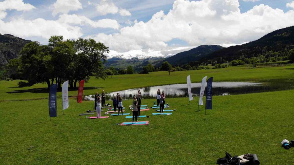 Usot Gölü  Yılda Sadece 2 Ay Ortaya Çıkıyor