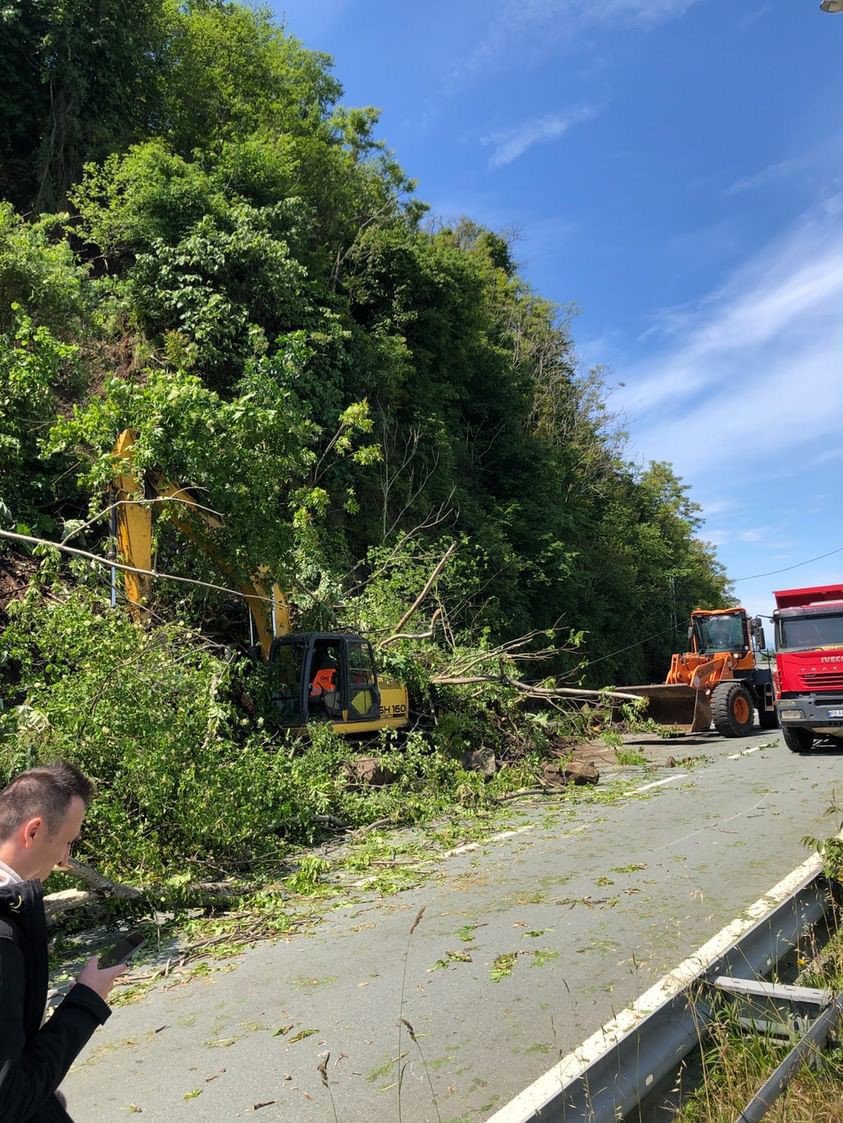 Artvin'de heyelan , yol tek şeritten veriliyor