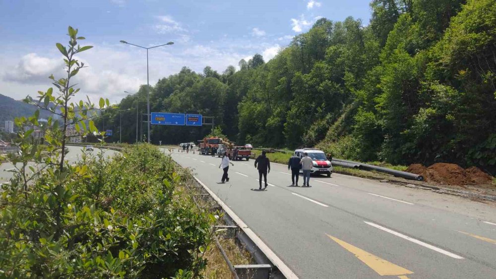 Artvin'de heyelan , yol tek şeritten veriliyor