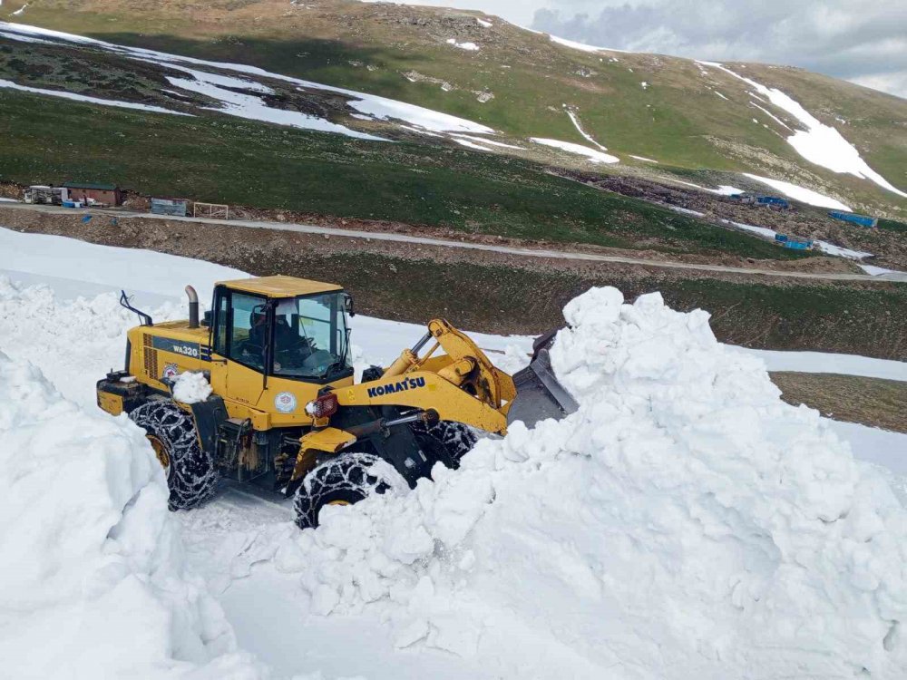 Trabzon Yaylalarında Karla Mücadele Çalışması Sürüyor