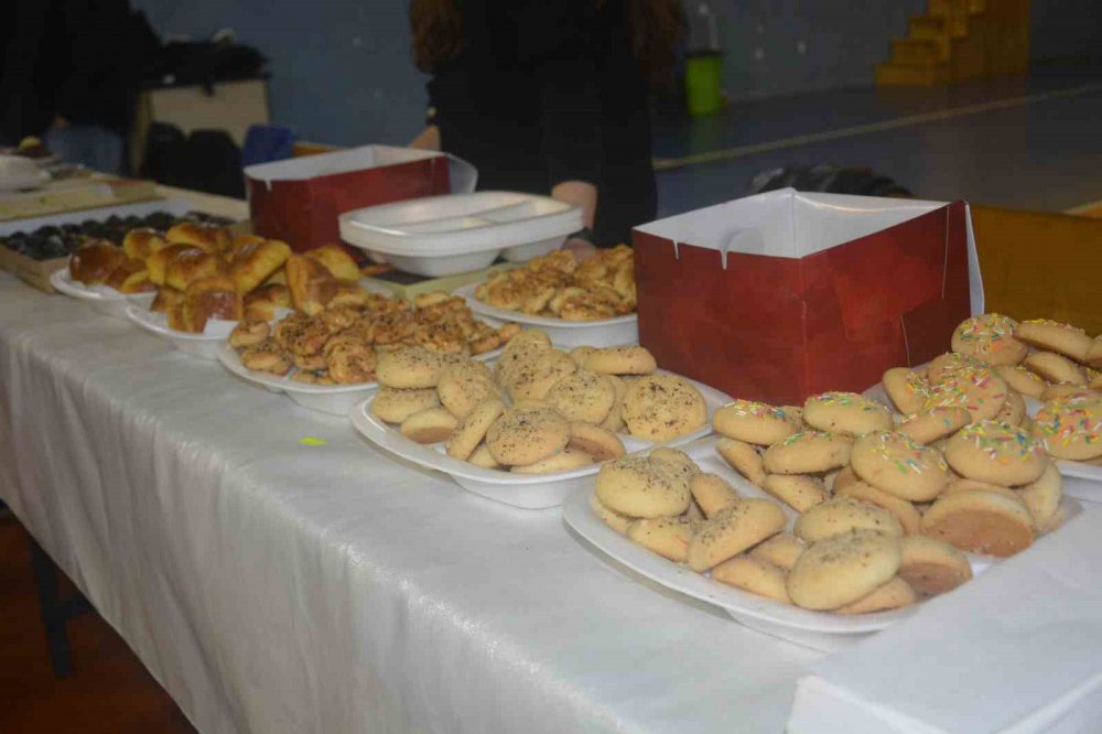 Öğrenciler, Okullarının Eksikleri İçin Hayır Çarşısı Açtı