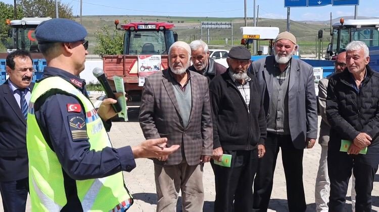 Köse’de ’reflektör Tak, Görünür Ol Projesi’ Kapsamında Traktör Sürücülerine Reflektör Dağıtıldı