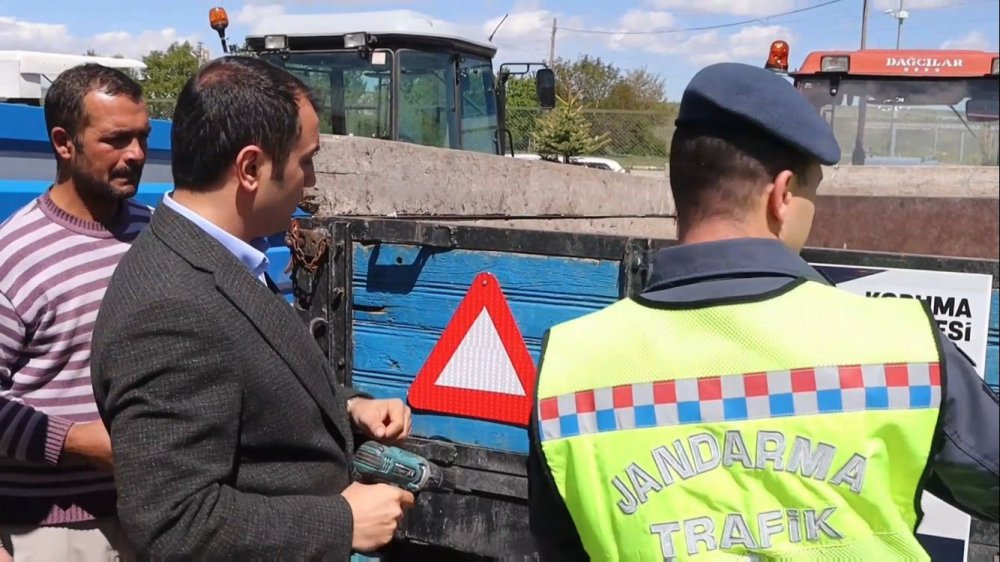 Köse’de ’reflektör Tak, Görünür Ol Projesi’ Kapsamında Traktör Sürücülerine Reflektör Dağıtıldı