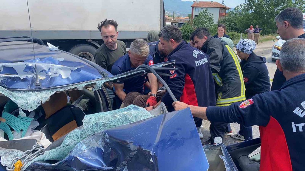 Tokat’taki feci kaza'da Orta Refüjden Karşı Şeride Sıçradı: 1 Ölü, 1 Yaralı