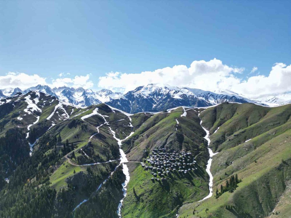 Artvin Ahşap Mimarisi İle Ünlü Yanıklı Köyü Yaylasının Muhteşem Bahar Manzarası