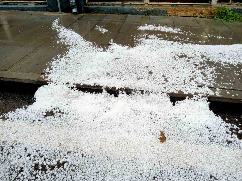 Yazın ortasında dolu yağışını gören vatandaşlar şaşkınlıklarını gizleyemedi