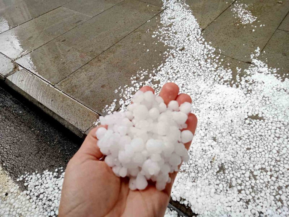 Yazın ortasında dolu yağışını gören vatandaşlar şaşkınlıklarını gizleyemedi