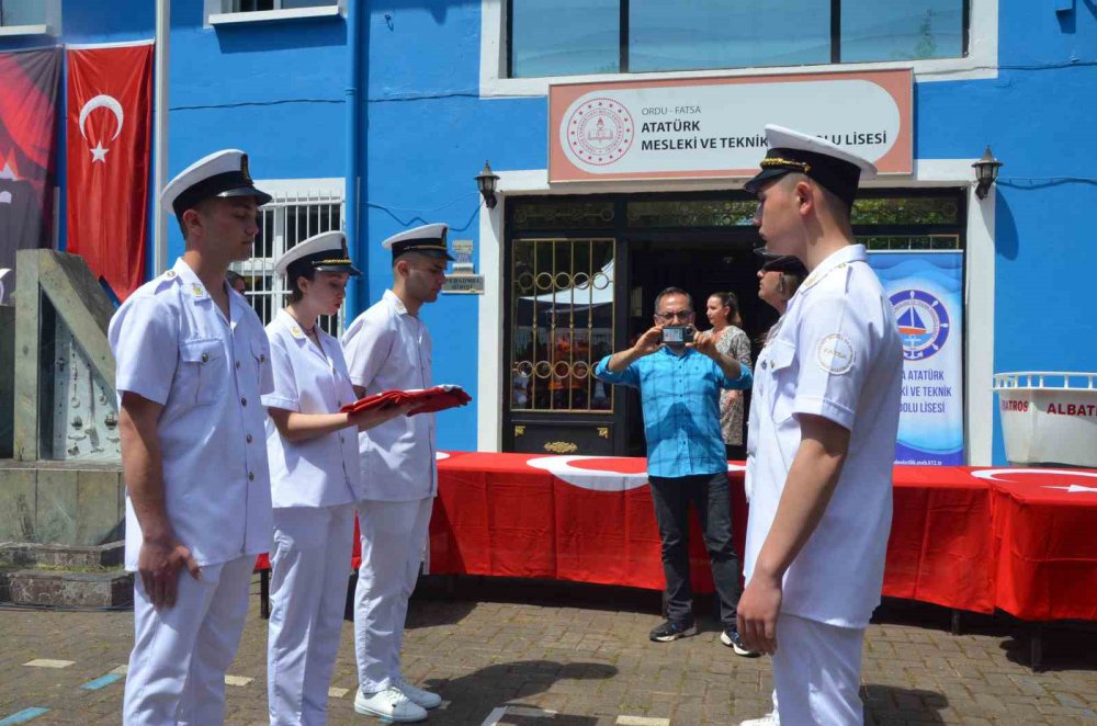 Diplomalarını Herkes sınıfta aldı,  denizde yüzerek aldılar