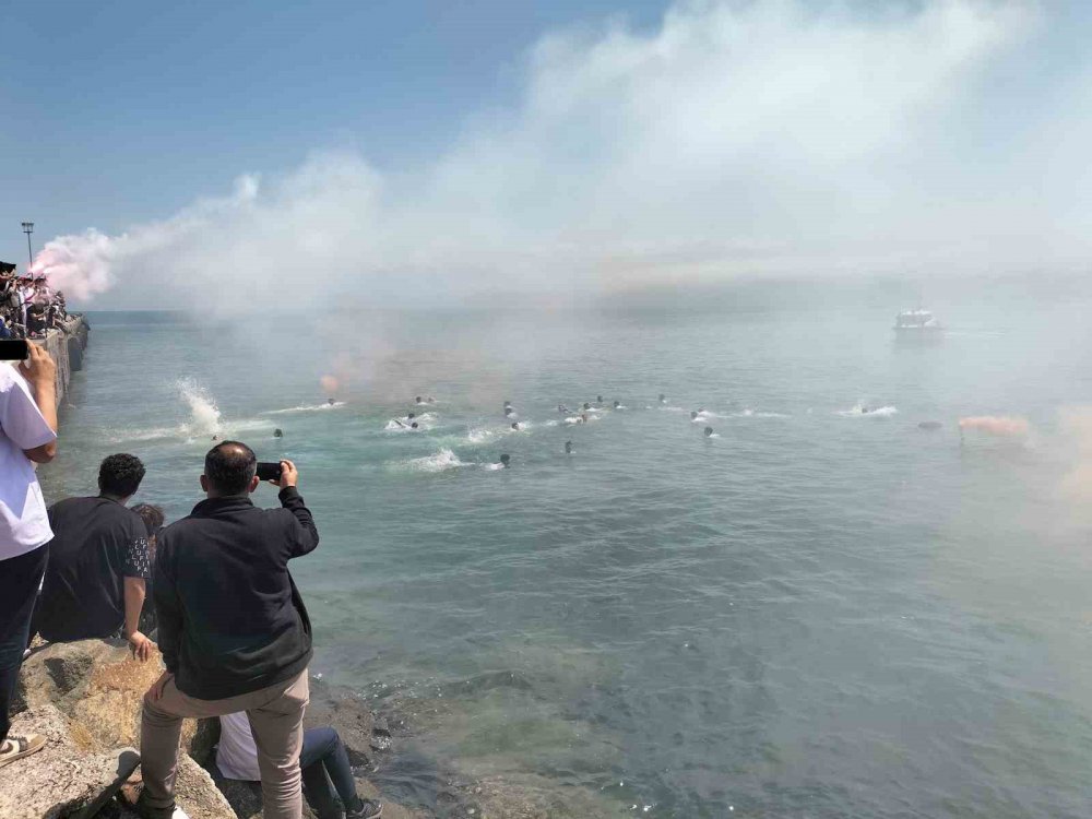 Diplomalarını Herkes sınıfta aldı,  denizde yüzerek aldılar