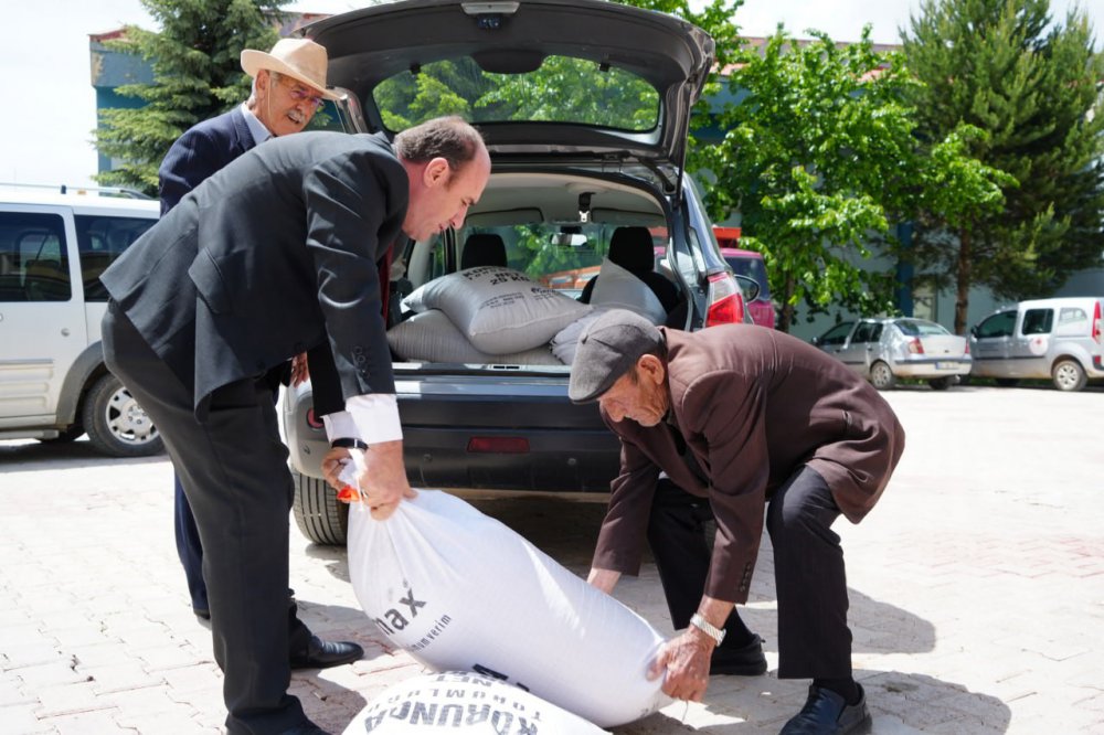 Bayburt’ta 252 Üreticiye Yüzde 40 Devlet Destekli 88 Ton Korunga Tohumu Dağıtıldı