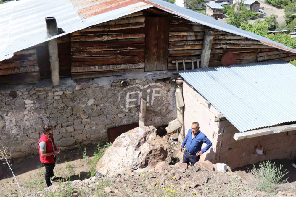 Erzurum'da Dağdan Kopan Kayalar Korkutuyor