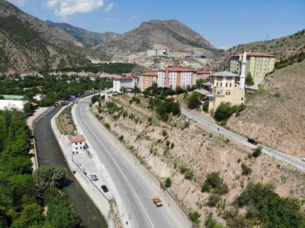 Gümüşhane’de Öğrenciler İçin Tehlike Oluşturan Kayalar Dağcılar Tarafından Temizlendi