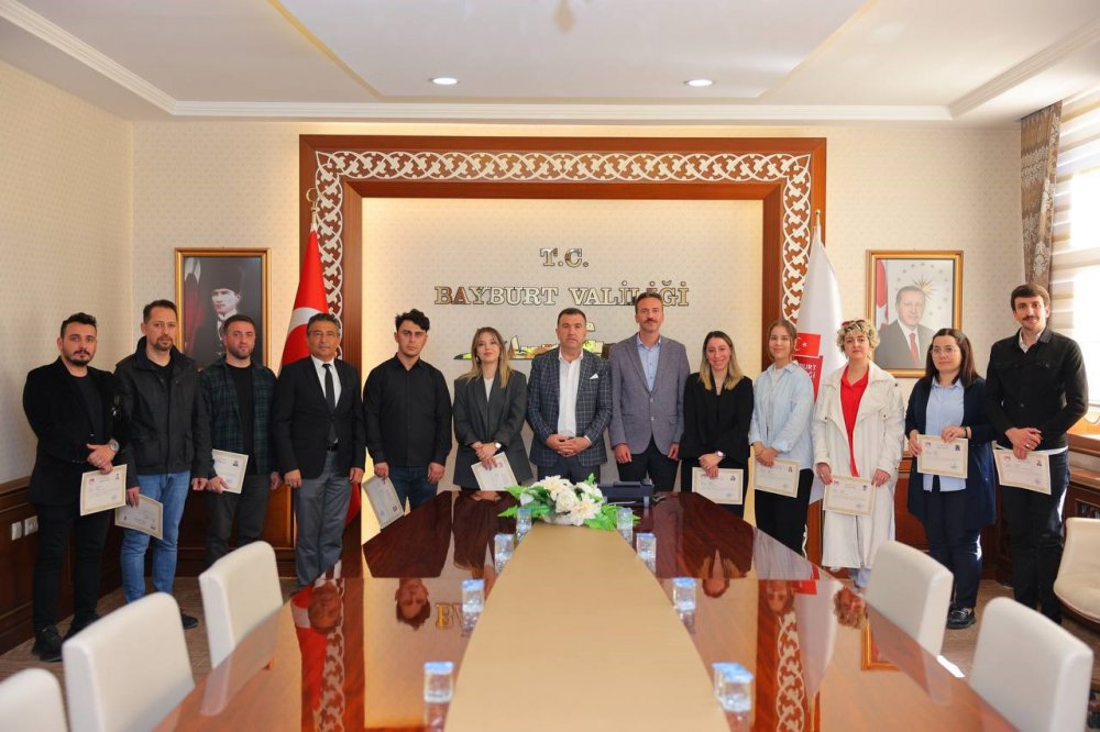 Bayburt'ta Özverili Çalışan Personele Vali Eldivan’dan Başarı Belgesi Verildi