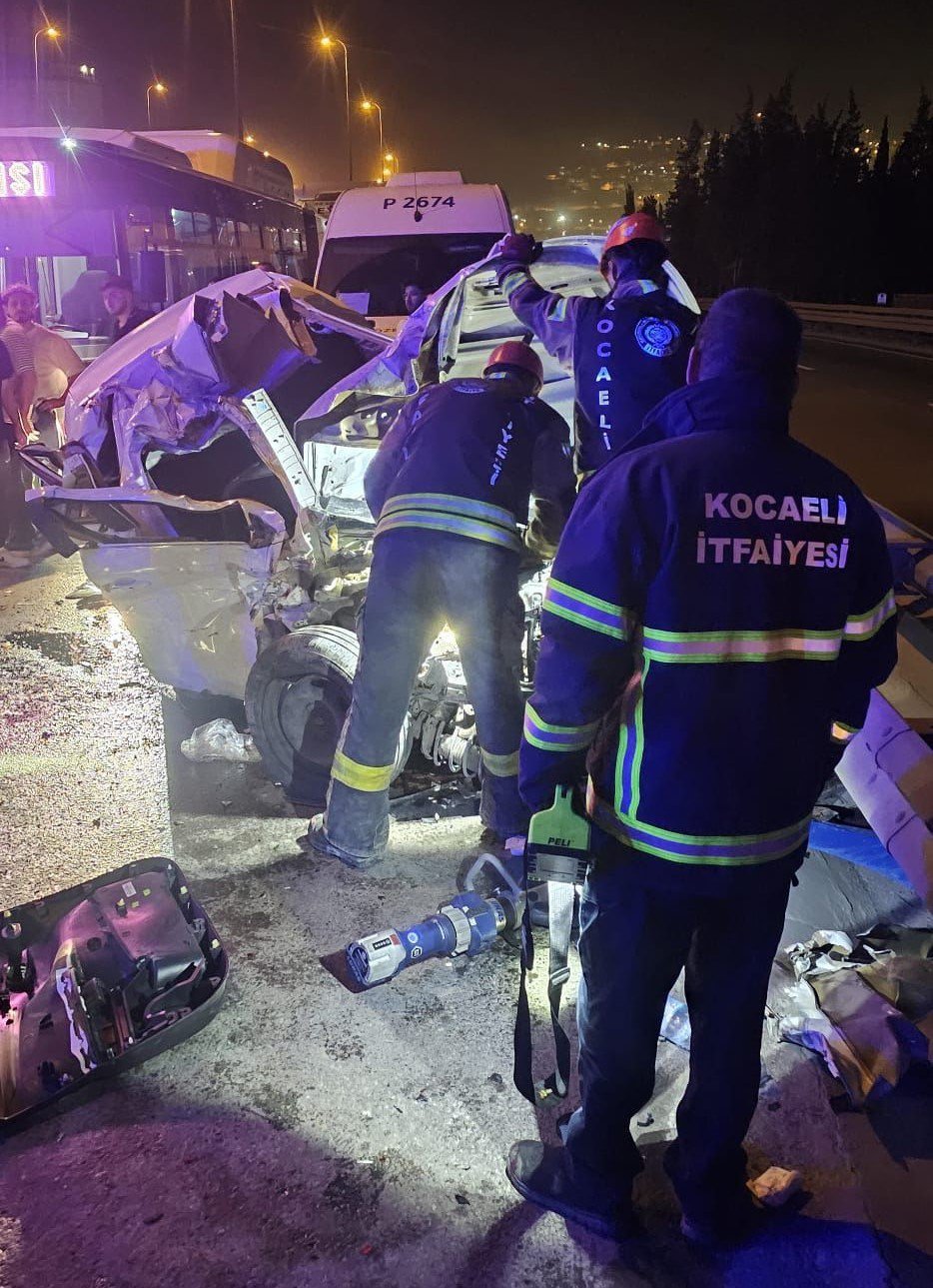 Otomobil Kazada Kağıt Gibi Ezildi: 4 Yaralı