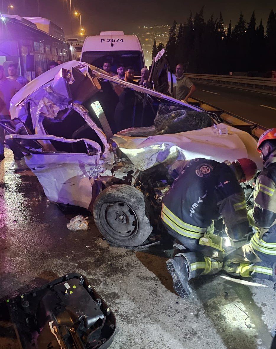 Otomobil Kazada Kağıt Gibi Ezildi: 4 Yaralı