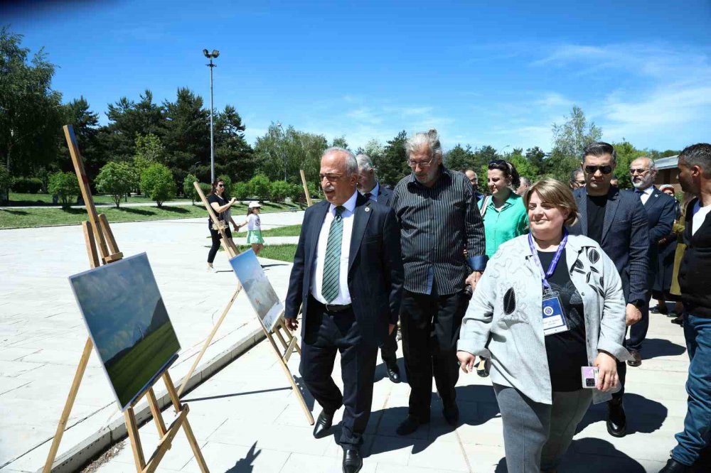 Erzurumda farkıdalik gününde konuştular