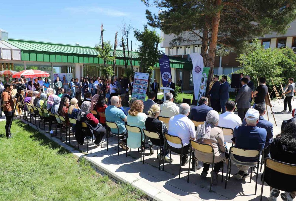 Erzurumda farkıdalik gününde konuştular