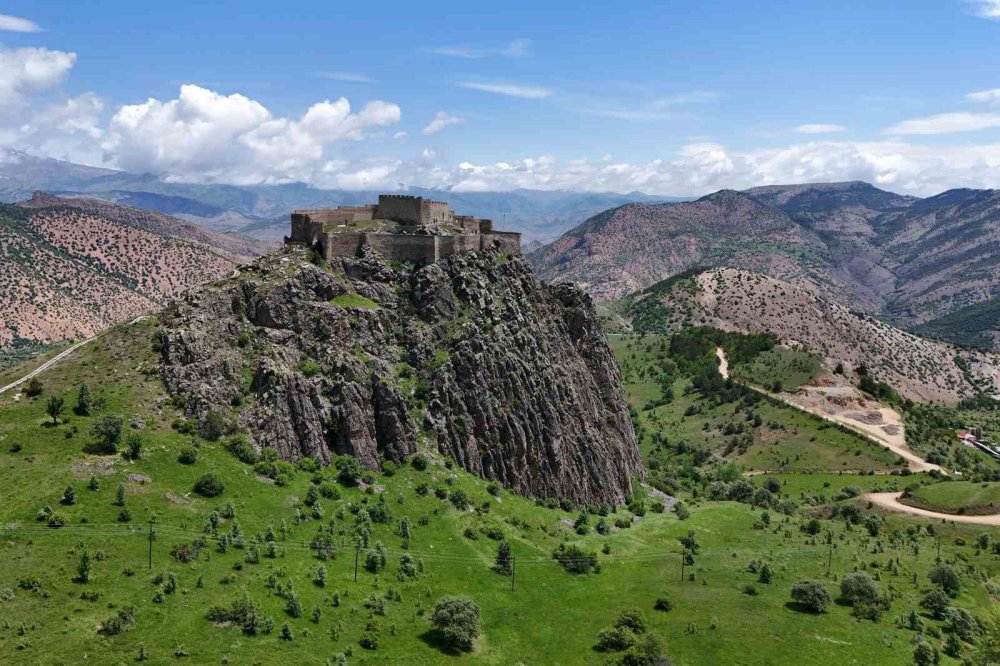 Gümüşhane’deki Kov Kalesi Heybeti İle Tarihe Meydan Okuyor