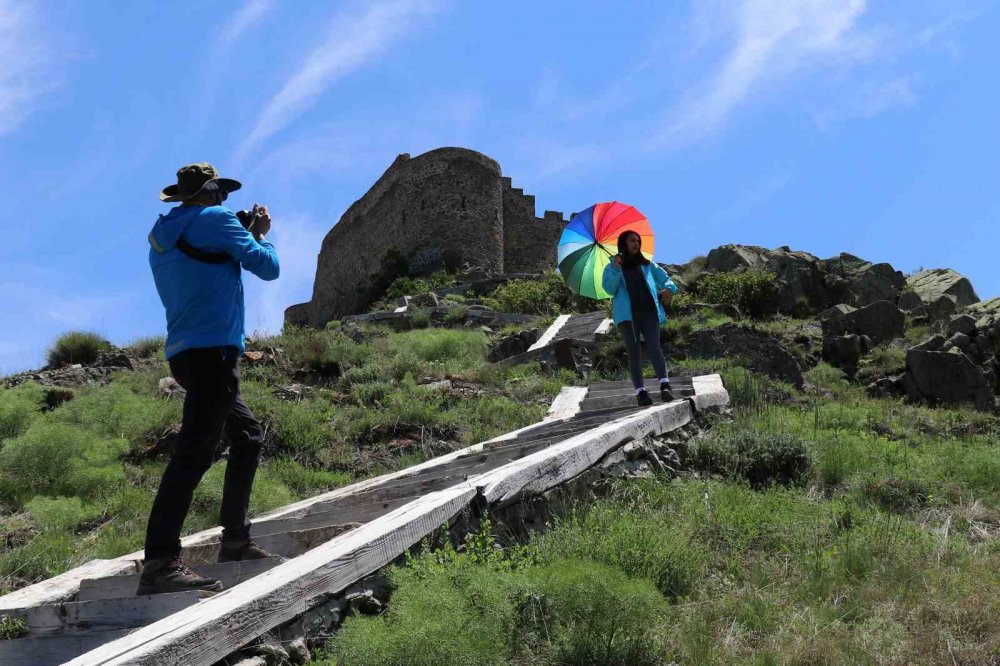 Gümüşhane’deki Kov Kalesi Heybeti İle Tarihe Meydan Okuyor