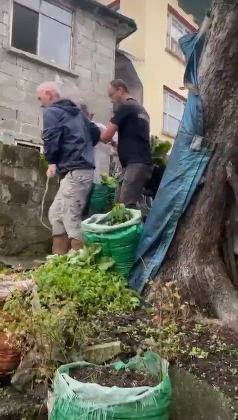 Rize’de Vatandaş Kurbanlıkla Beraber Duvardan Aşağı Düştü