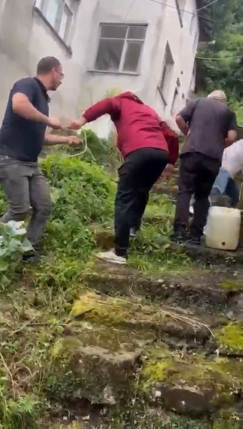 Rize’de Vatandaş Kurbanlıkla Beraber Duvardan Aşağı Düştü