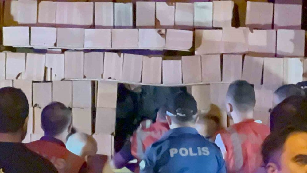 Rize'de araç içinde 30 kaçak göçmen yakalandı