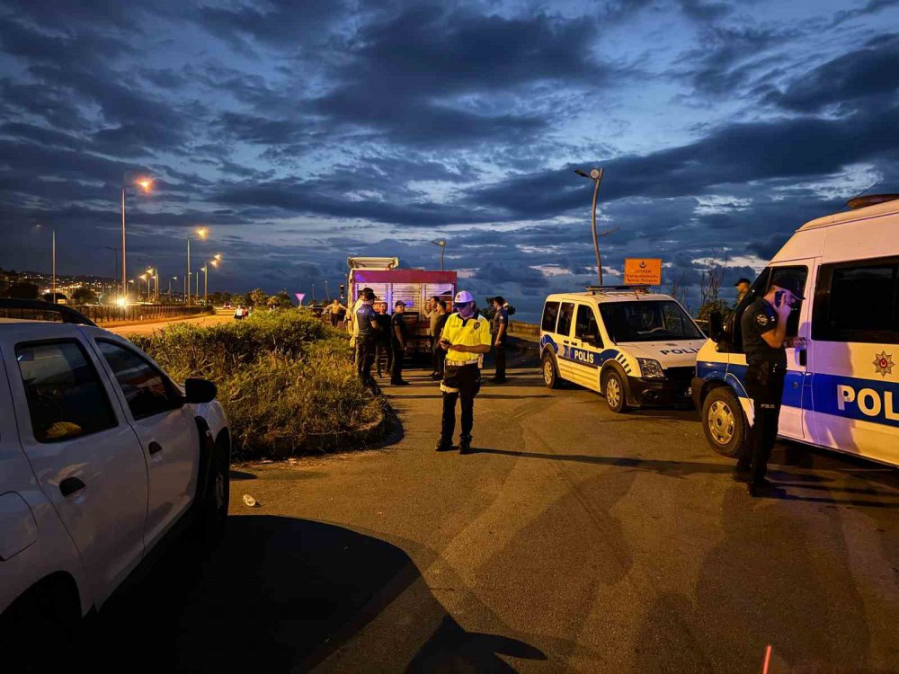 Rize'de araç içinde 30 kaçak göçmen yakalandı