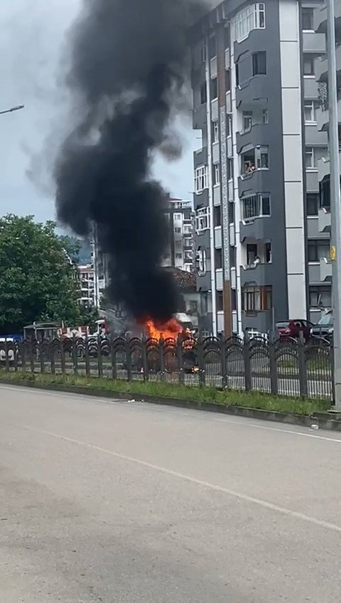 Rize’de Seyir Halindeki Hafif Ticari Cayır Cayır yandı
