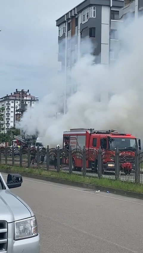 Rize’de Seyir Halindeki Hafif Ticari Cayır Cayır yandı