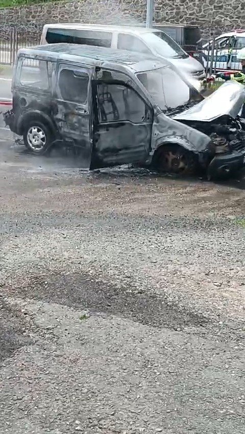 Rize’de Seyir Halindeki Hafif Ticari Cayır Cayır yandı
