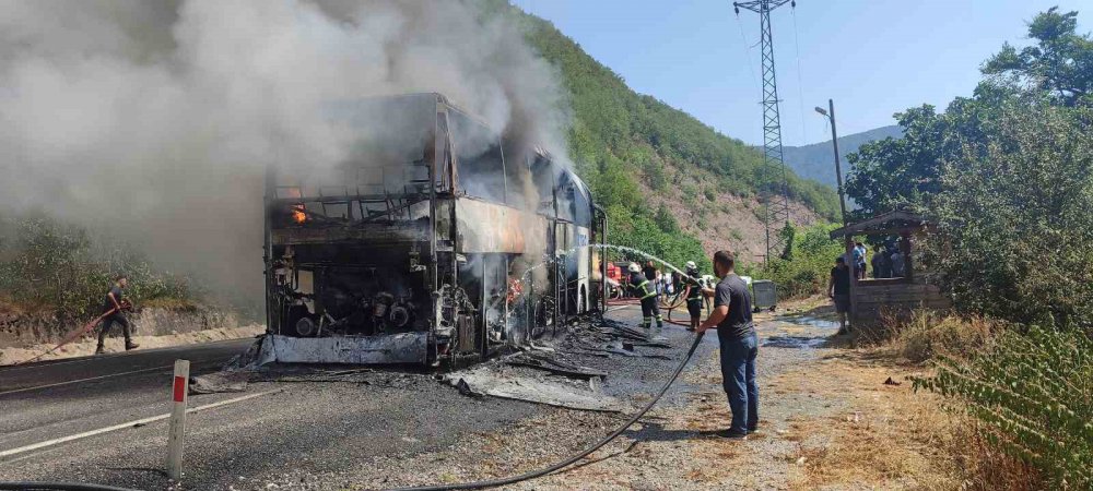 Metro Turizm’in Mercedes Marka Otobüsü Alev Alev Yandı, GERİYE DEMİR YIĞINI KALDI