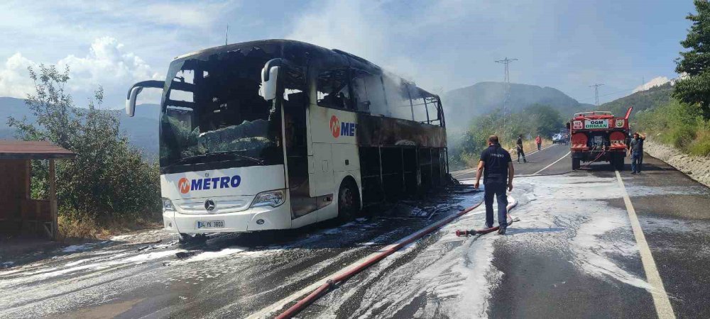 Metro Turizm’in Mercedes Marka Otobüsü Alev Alev Yandı, GERİYE DEMİR YIĞINI KALDI