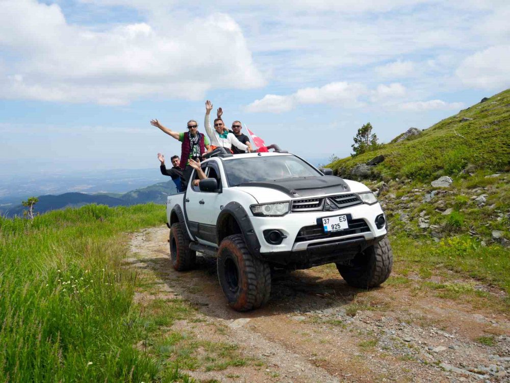 2 Bin 587 Rakımlı Dağın Zirvesinde 15 Temmuz Şehitlerini Andılar