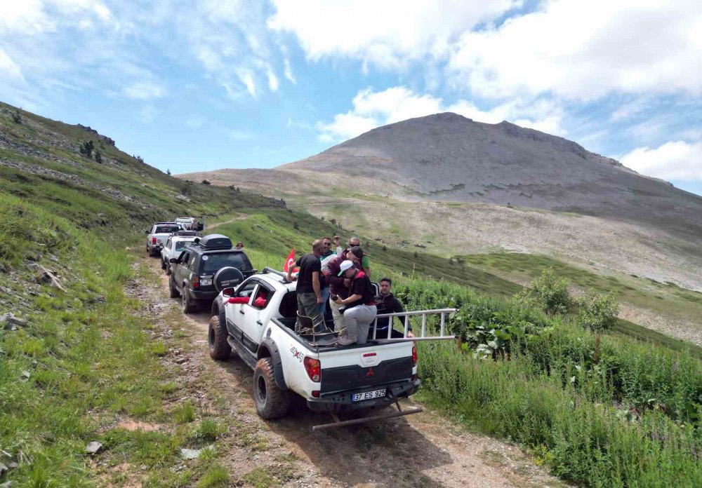 2 Bin 587 Rakımlı Dağın Zirvesinde 15 Temmuz Şehitlerini Andılar