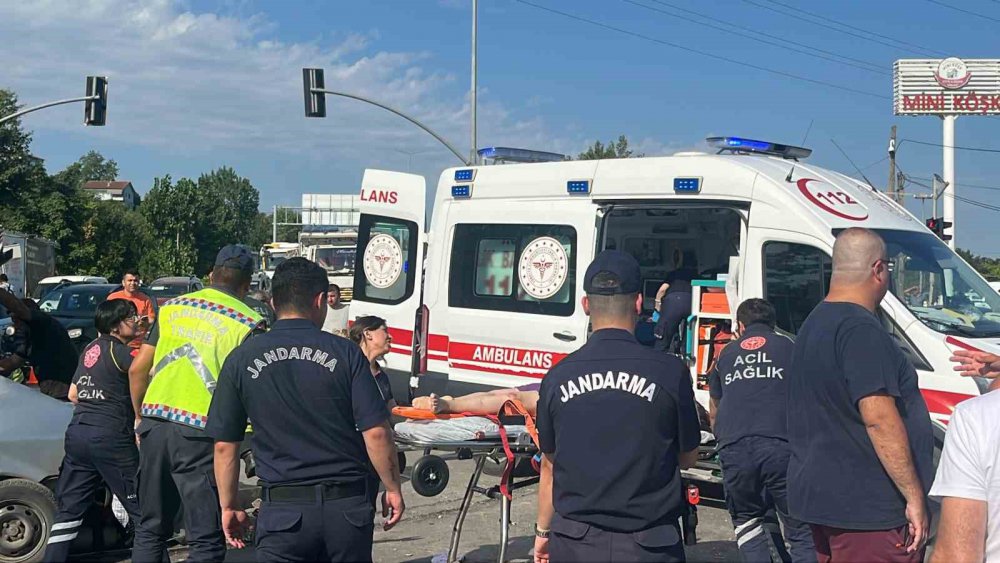 Kocaeli’de Kamyon Işıkta Bekleyen Otomobillerin Arasına Daldı: 2 Kardeş Öldü, Anne Ağır Yaralı