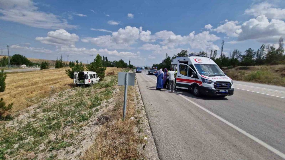 Kontrolden Çıkan Araç Tarlaya Uçtu: 2’si Çocuk 7 Yaralı