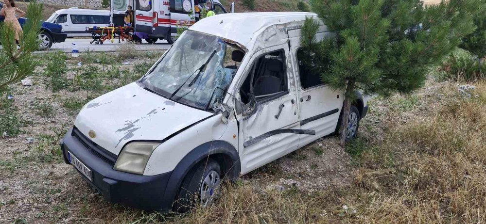 Kontrolden Çıkan Araç Tarlaya Uçtu: 2’si Çocuk 7 Yaralı