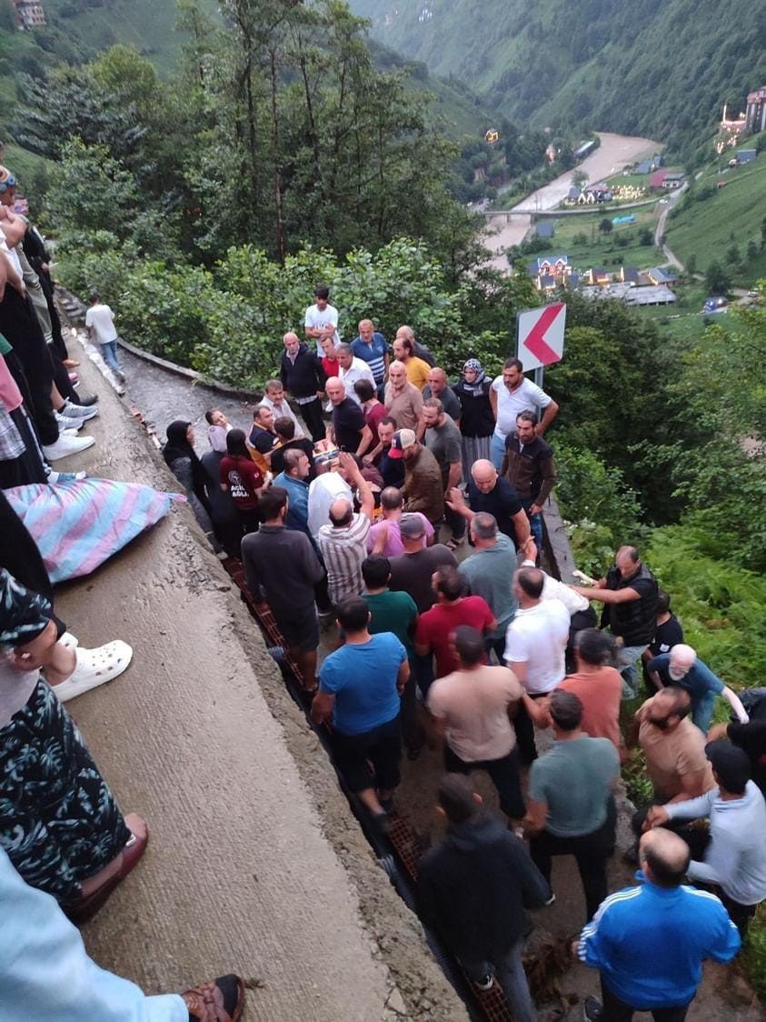 Ardeşen'de Freni Boşalan Kamyonet Uçuruma Yuvarlandı: Bir Kişi Son Anda Kurtuldu