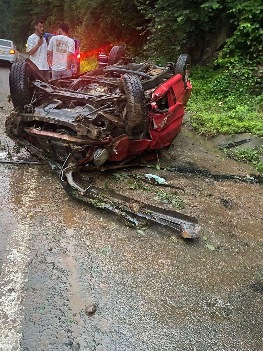 Ardeşen'de Freni Boşalan Kamyonet Uçuruma Yuvarlandı: Bir Kişi Son Anda Kurtuldu