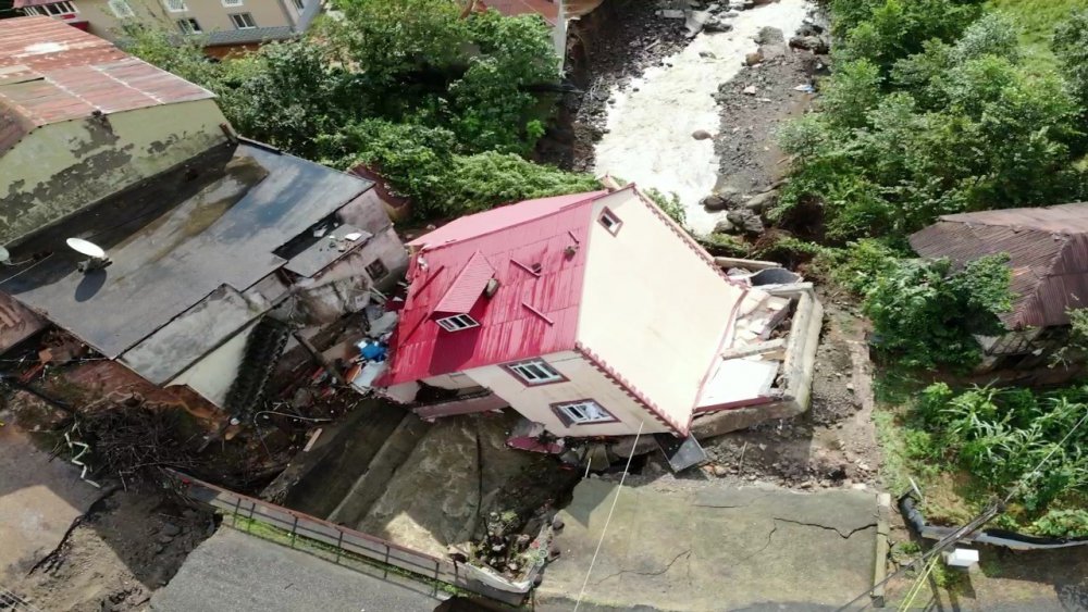 Giresun’da Köseler Köyünde Yaşanan Selde Yan Yatan 2 Katlı Ev Havadan Görüntülendi