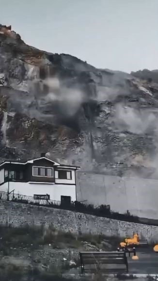 Bir Hafta İçinde İkinci Kez Evleri Kayaların Hedefi Oldu