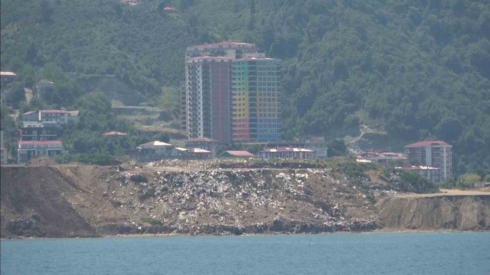 Karadeniz'in tek adası çöp manzarasıyla uğraşıyor